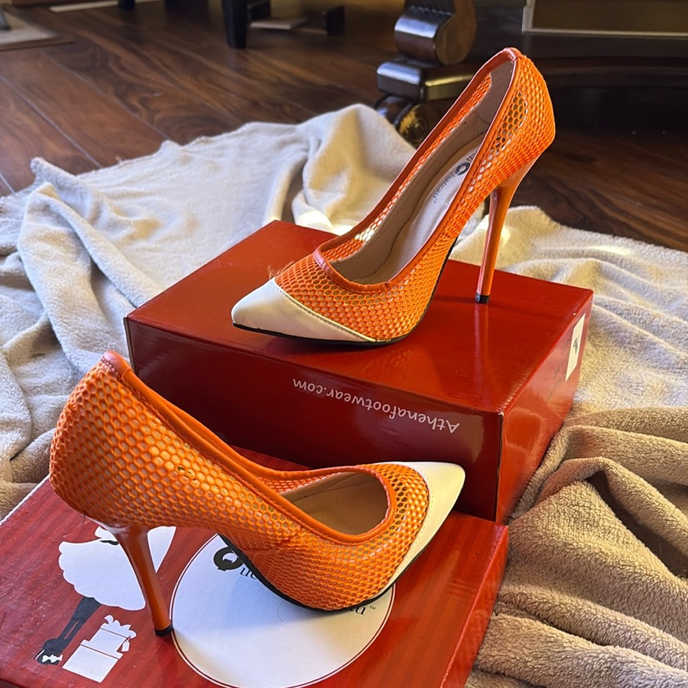 QUEEN CHATEAU Two Tone Pump